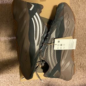 Yeezy 700 v2 Mauve